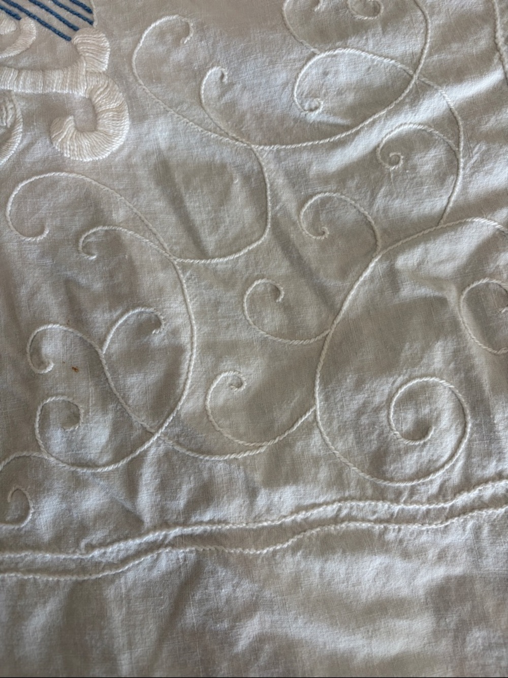 Vintage Blue and white embroidered lace edged tablecloth - Picture 3 of 8